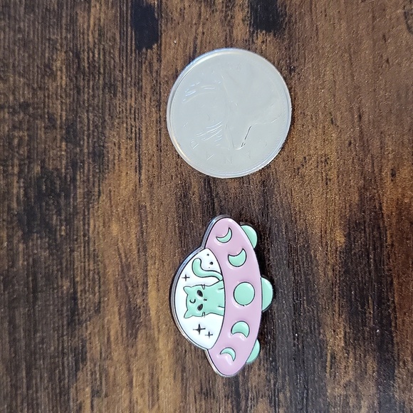 Spaceship Cat Enamel Pin - Picture 2 of 3